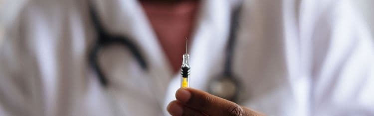 Dlaczego Polacy czekają na dostęp do nowych szczepień w PSO niemal najdłużej w Unii Europejskiej? Wyniki badania